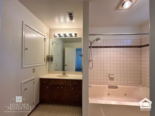 Building Photo - Spacious 4+BD/3BA Two-Story Home with Expansive Yard