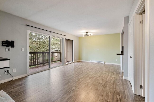 Building Photo - Spacious 1-bdrm/1-bath condo in quiet neighborhood. Balcony, 2 parking spaces, fireplace, hot tub...