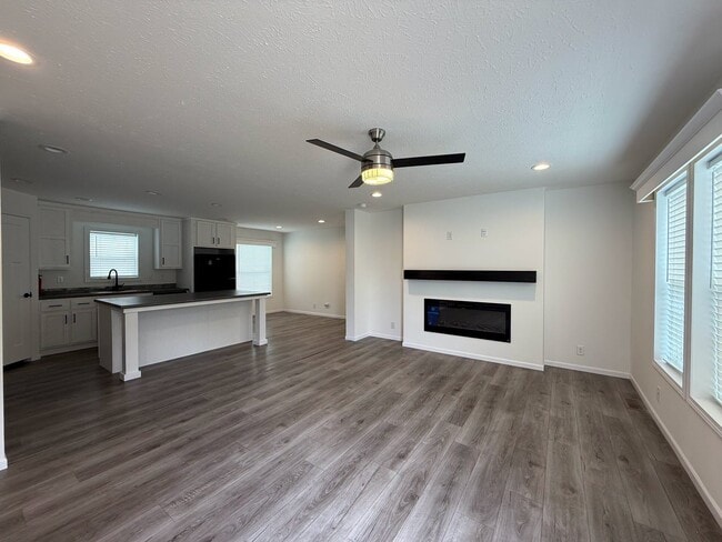 Building Photo - Spacious Pet-Friendly 3BR Home in Secure Belleville Neighborhood – Only $950/Month!