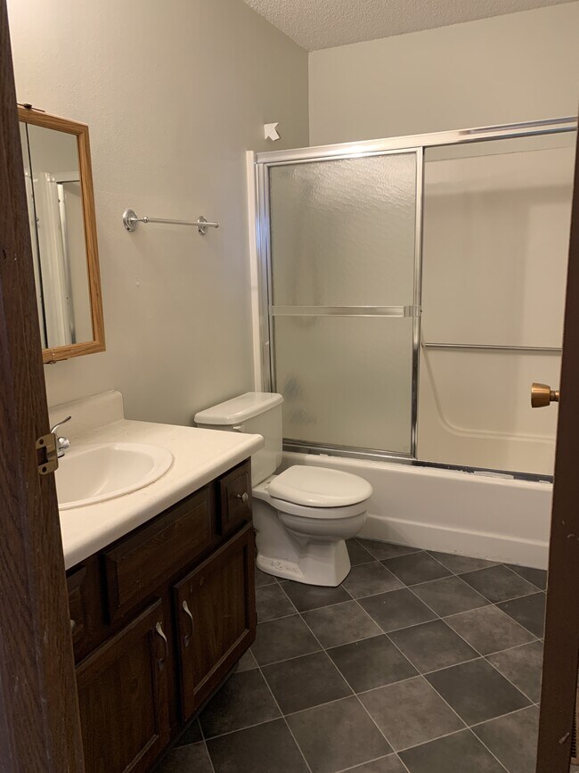 Building Photo - 800 Vassar Cir