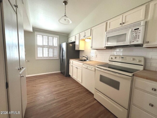 Building Photo - 10362 W Oakmont Dr