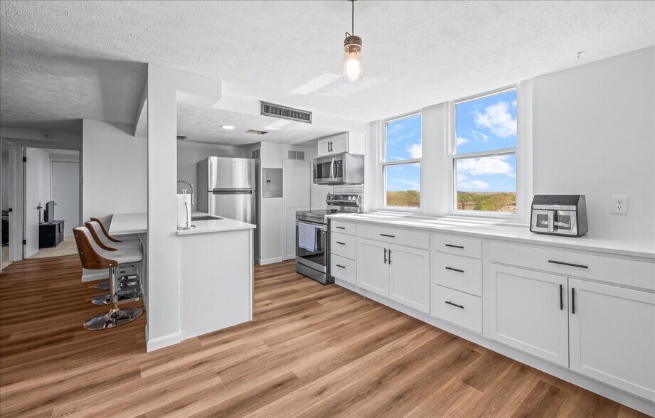 Building Photo - 120 S 38th Ave