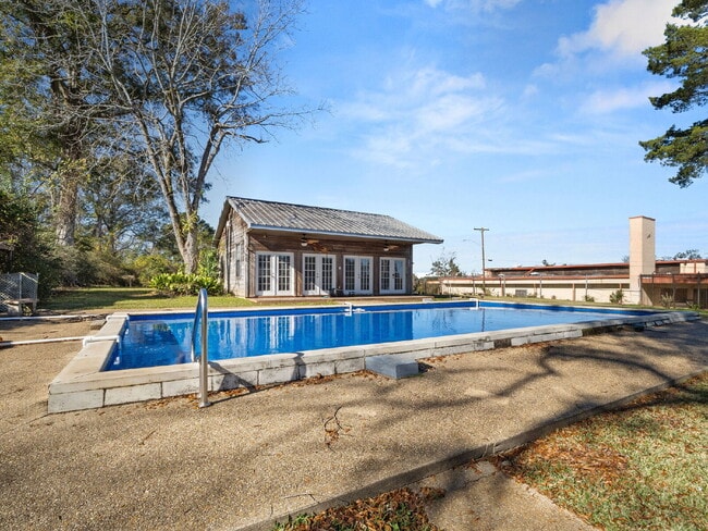 Building Photo - Enchanting 4-bedroom, 3-bathroom Extended ...
