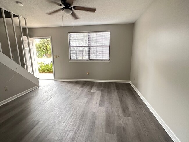Primary Photo - Island Townhouse-Close to Shopping and Beach!