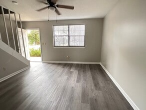 Building Photo - Island Townhouse-Close to Shopping and Beach!