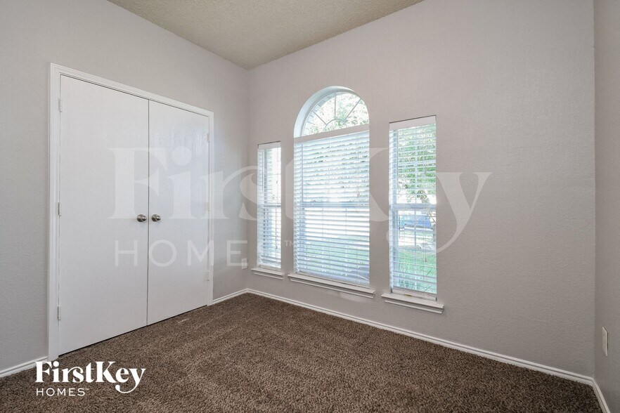 Building Photo - 10240 Dawson Trail