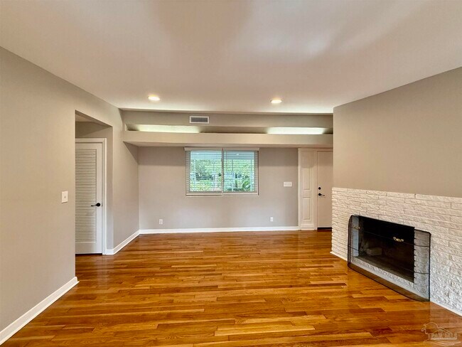 Building Photo - 205 Fairpoint Dr