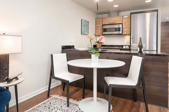 Building Photo - 1 Bed + Office/Den, 1 Bath - Luxury SOMA C...