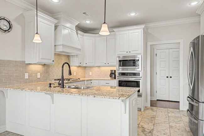 Building Photo - 4 bedroom 2 bath Praire Grove Home! Upgrades Galore!