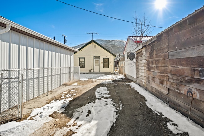 Building Photo - 707 E Front St