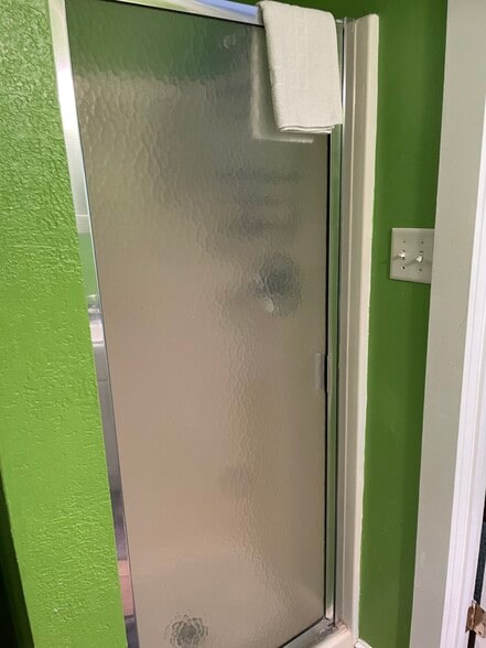 shower - 540 E Taylor St