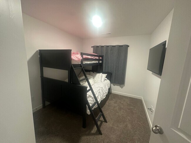 Building Photo - Townhome in Long Valley!