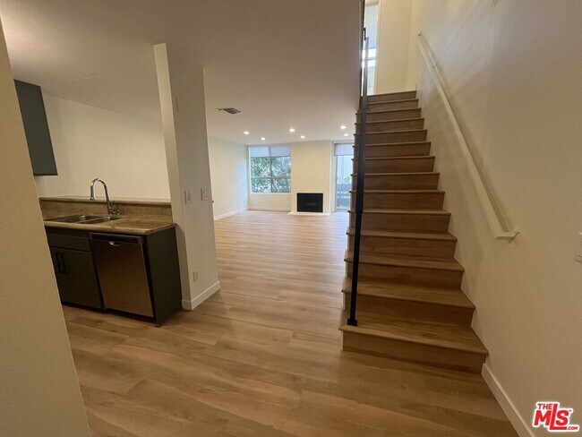 Building Photo - 960 N San Vicente Blvd