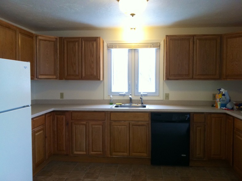 Townhouse kitchen - Riverview Apartments