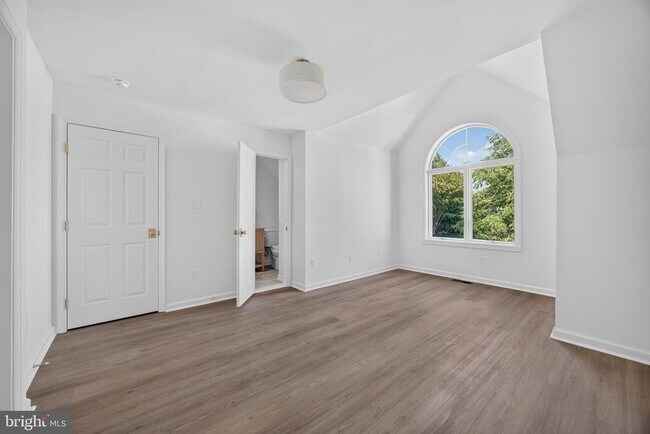 Building Photo - 221 Spring Race Ct
