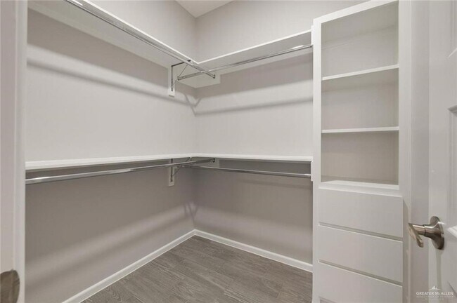 Building Photo - 16 S Alamo Rd