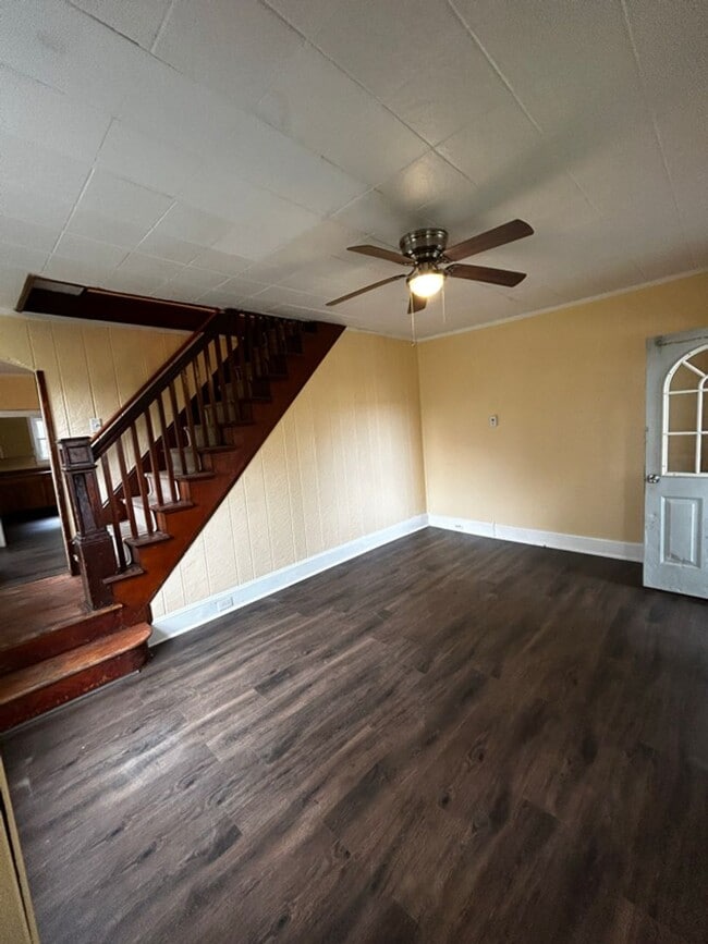 Building Photo - 325 Main St