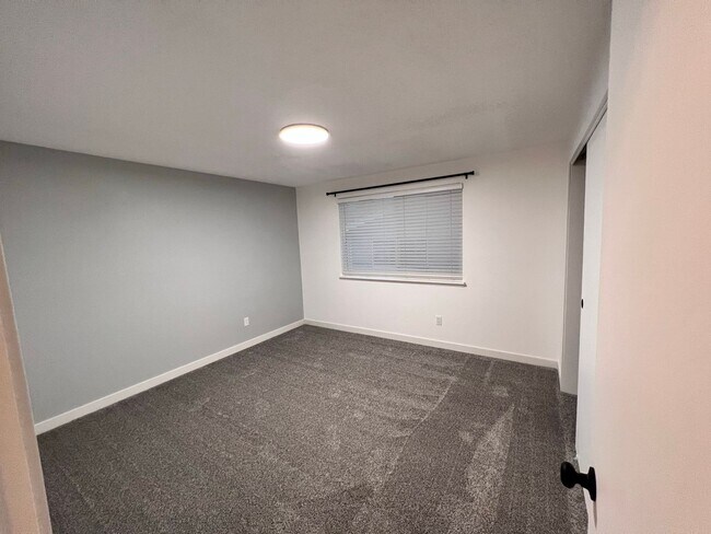 Building Photo - Duplex Must See Stunning Updated 2BR/1BA/1 car garage Avail. June 5th
