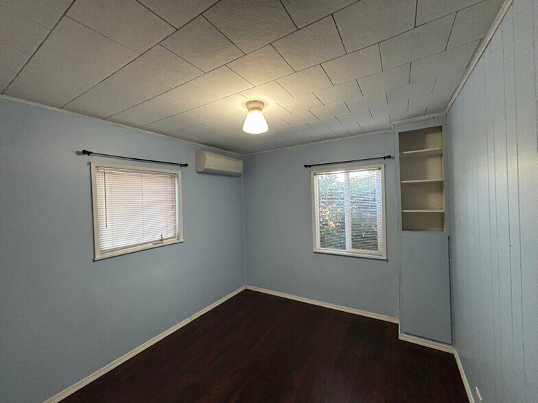 Building Photo - 108 SE 100th Ave