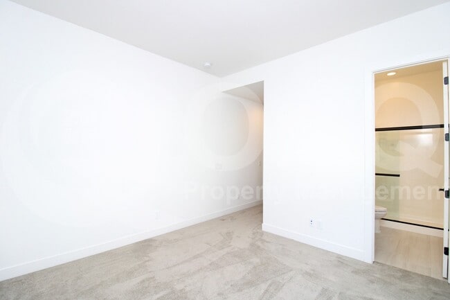 Building Photo - 813 E Corral Rd