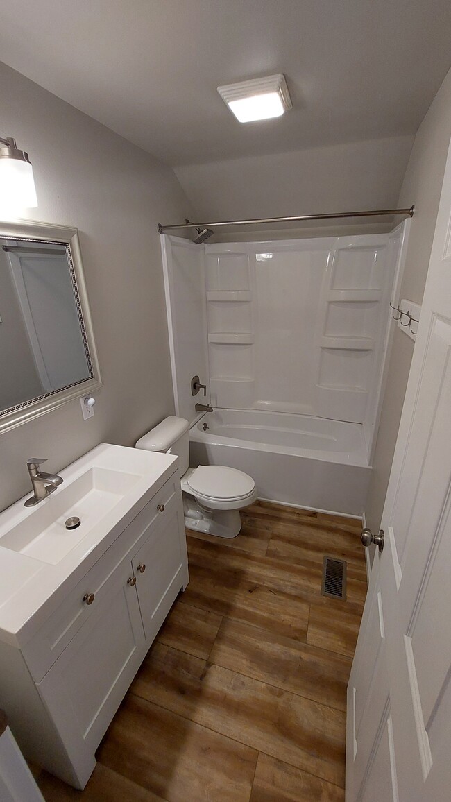 Building Photo - 204 6th Ave