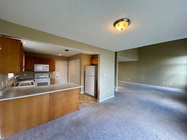 Building Photo - Wonderful 4 Bedroom 2.5 Bathroom Two Story Home in Lawrence!