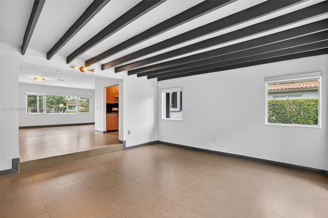 Building Photo - 425 NE 114th St