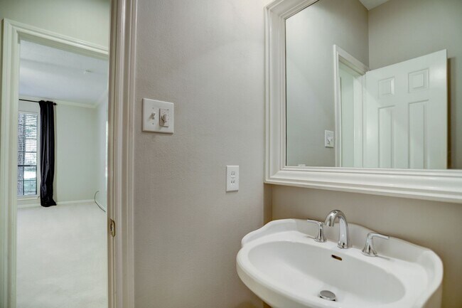 Building Photo - Beautiful 4 Bedroom 3 Bathroom Home Locate...