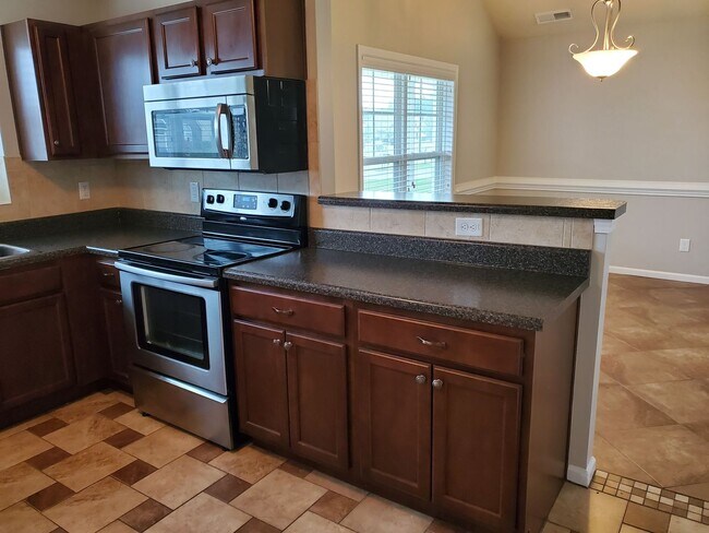 Building Photo - Beautiful Townhome 3 bed/2.5bath