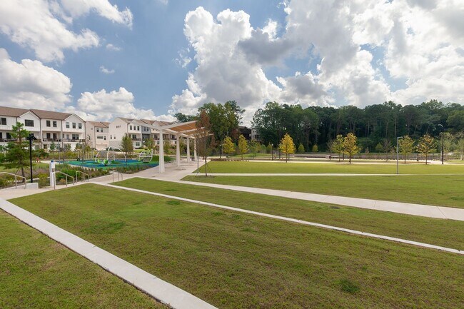 Building Photo - Stylish End-Unit Townhome Minutes From Gra...