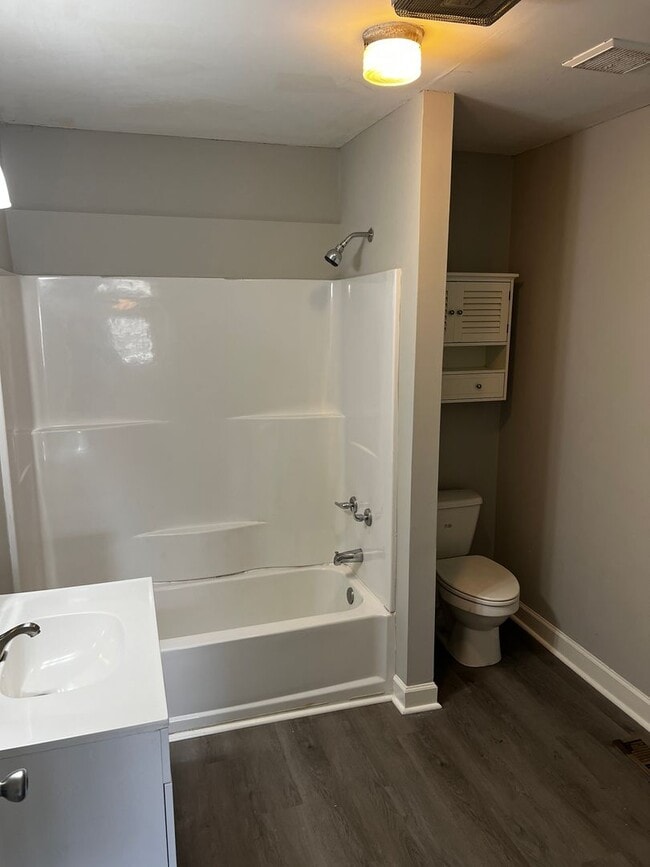 Building Photo - Newly Renovated 1 Bed/1 Bath Quadplex in C...