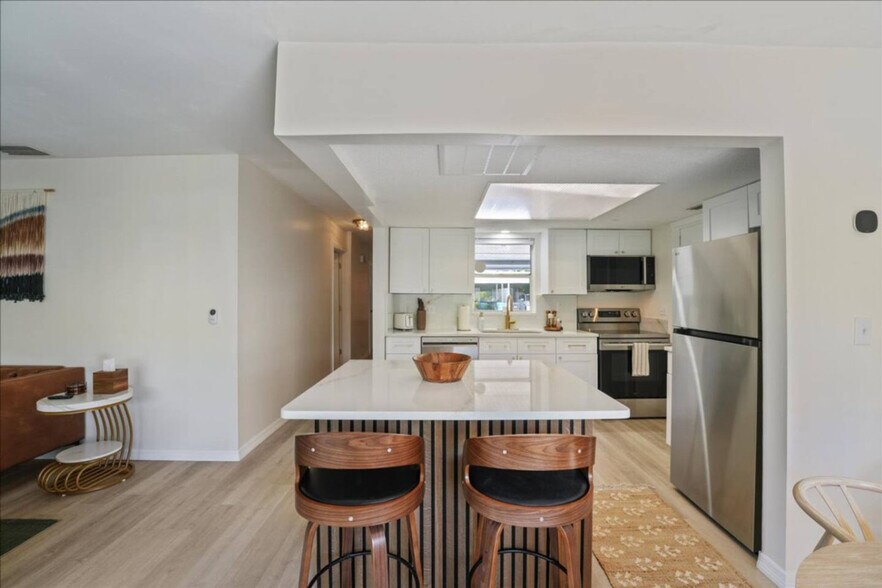 Building Photo - 113 Base Ave W