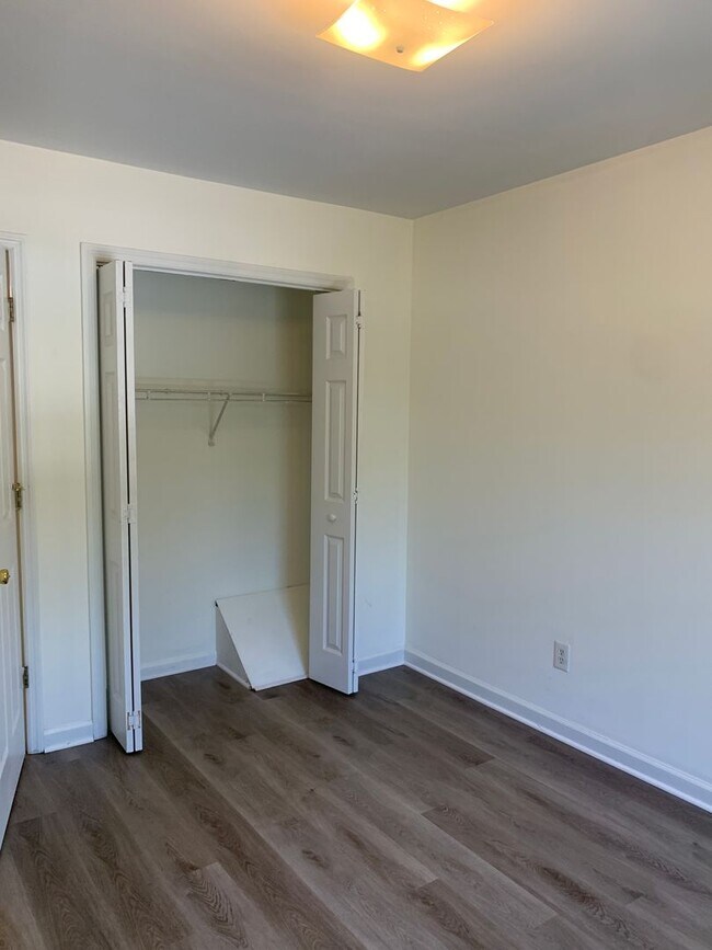 Building Photo - 3 Bedroom 2 Bath House Available Now on Nash
