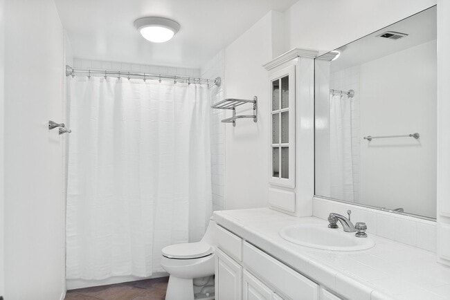 Building Photo - Stunning 4-Bedroom Simi Valley Home with P...