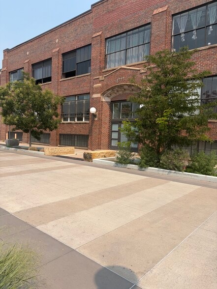 Building Photo - 1777 E 39th Ave
