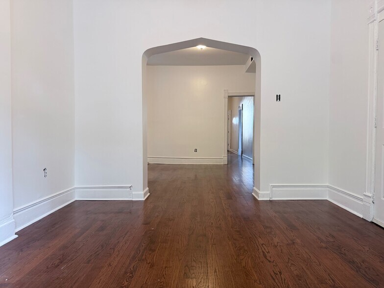 Building Photo - 1471 W Erie St