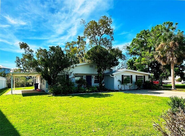 Primary Photo - 812 Bayview Dr