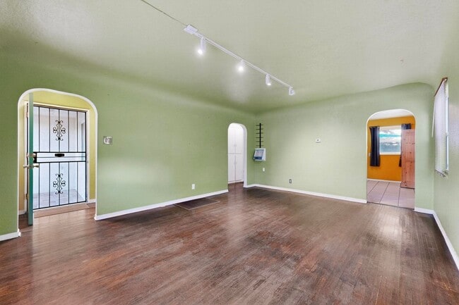 Building Photo - UPTOWN 2/bd 1/ba 1/cg 950/sf