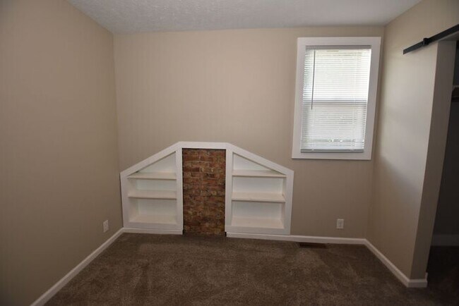 Building Photo - Central Mishawaka- close to Parks and Down...