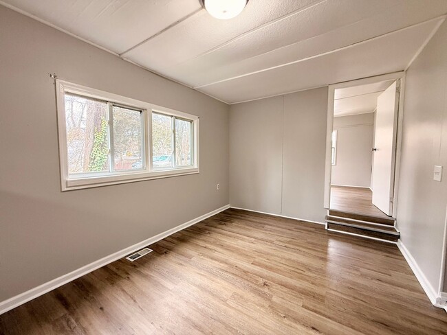 Building Photo - Updated 3 Bedroom House FOR RENT in Laurel Lakes $1550