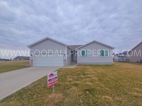 Building Photo - 4 Bed 2.5 bath Ranch with Finished Basement!