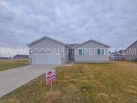 Building Photo - 4 Bed 2.5 bath Ranch with Finished Basement!