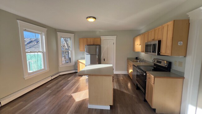 Building Photo - Spacious Sunny 2 BR-Walk to Downtown-Laund...