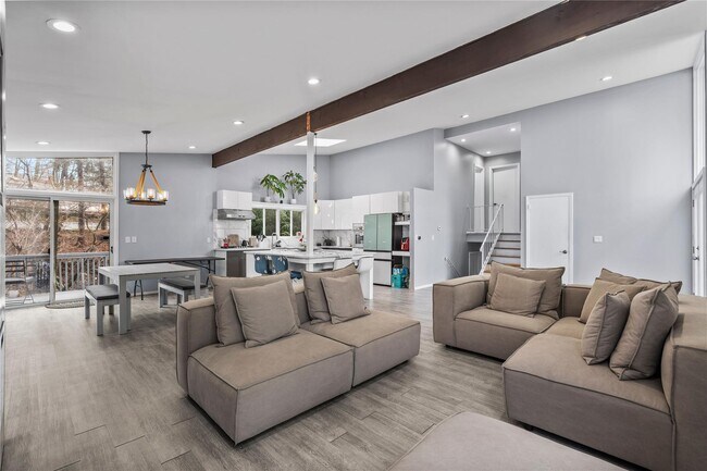 Building Photo - 22 Balmoral Cres