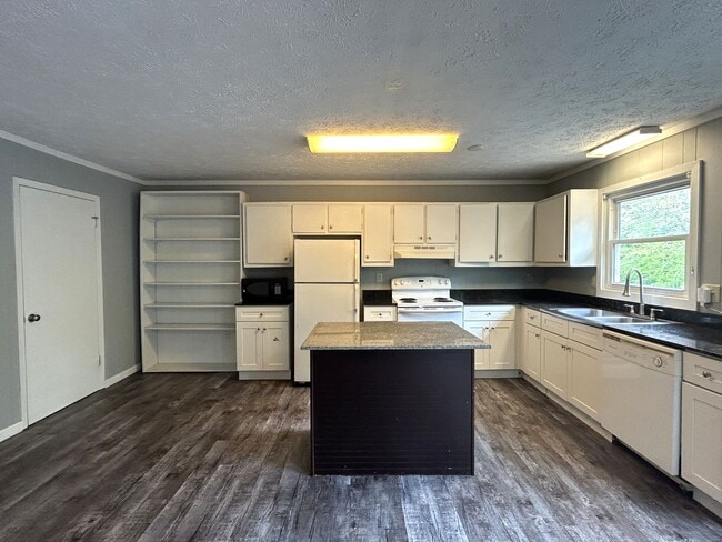 Building Photo - Three-Bedroom Upper Duplex Near Downtown B...