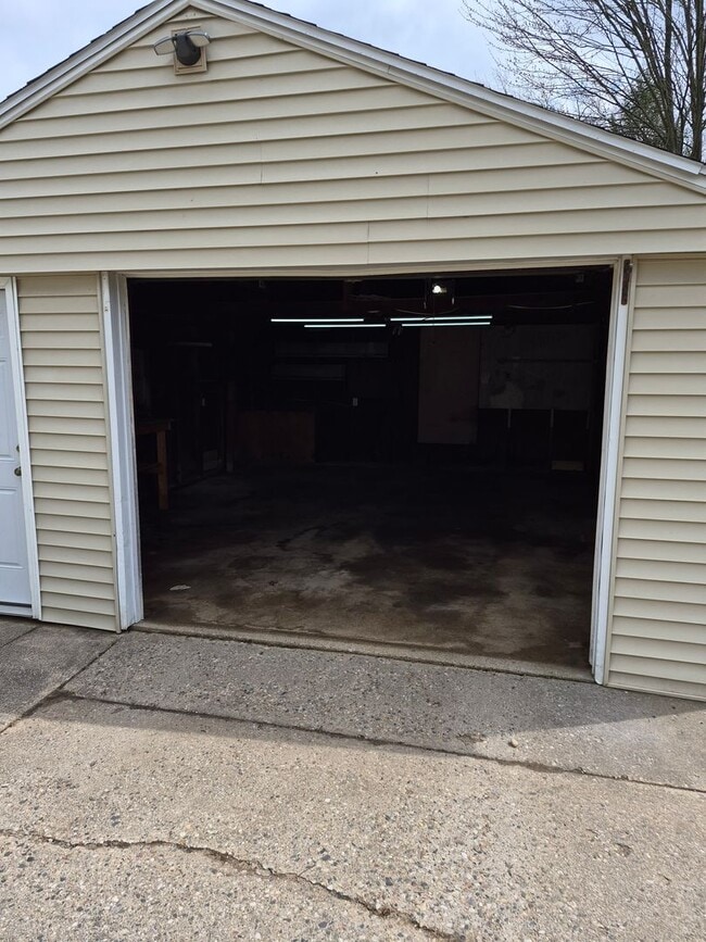 Building Photo - 4636 Wakefield Ave NE