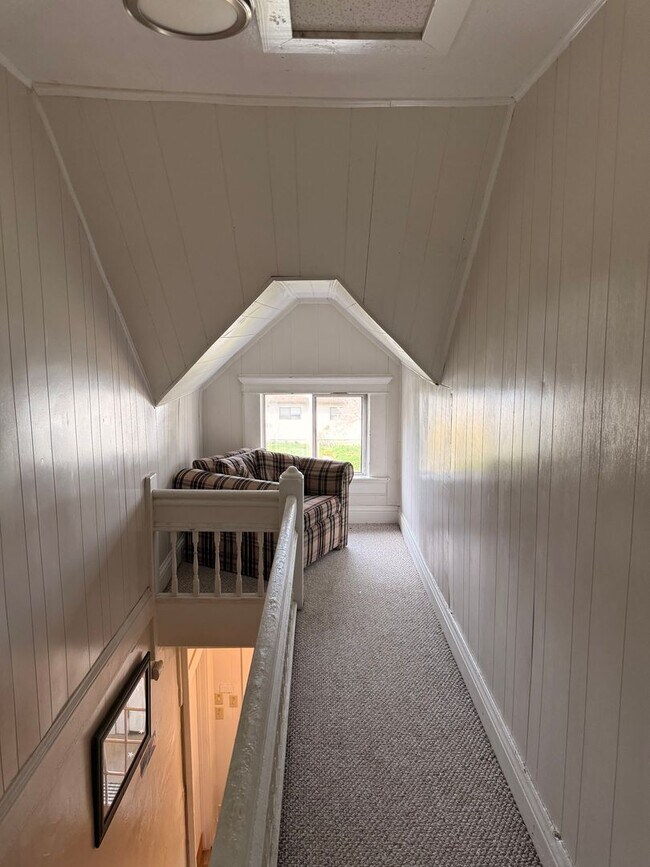 Building Photo - PRELEASING: 4 bdrm/1bath Sunny York Neighborhood home!