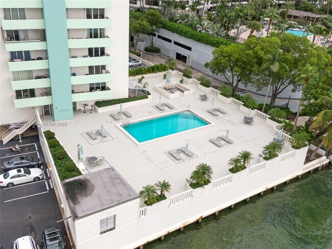 Building Photo - 5 Island Ave