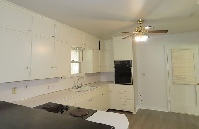 Building Photo - Lindale ISD, Spacious 3 Bedroom, 1 Bath House