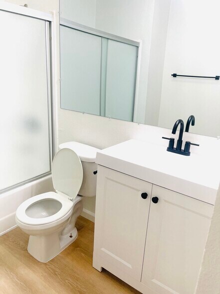 Building Photo - 518 Oak St